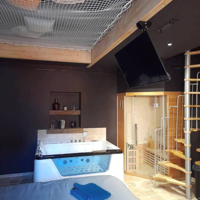 Jacuzzi privatif, sauna et TV suspendue - instant à deux