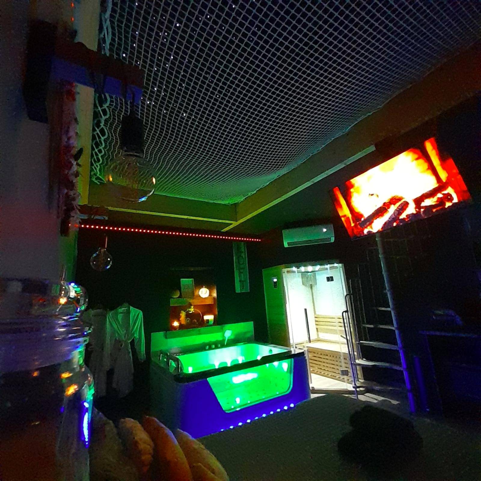 Ambiance nocturne avec jacuzzi vert et sauna - instant à deux
