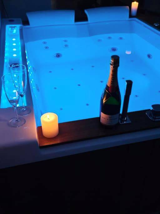 Jacuzzi privatif avec champagne et bougies - Love Room Saint - Valery - en - Caux - Loft/Jacuzzi L'instant