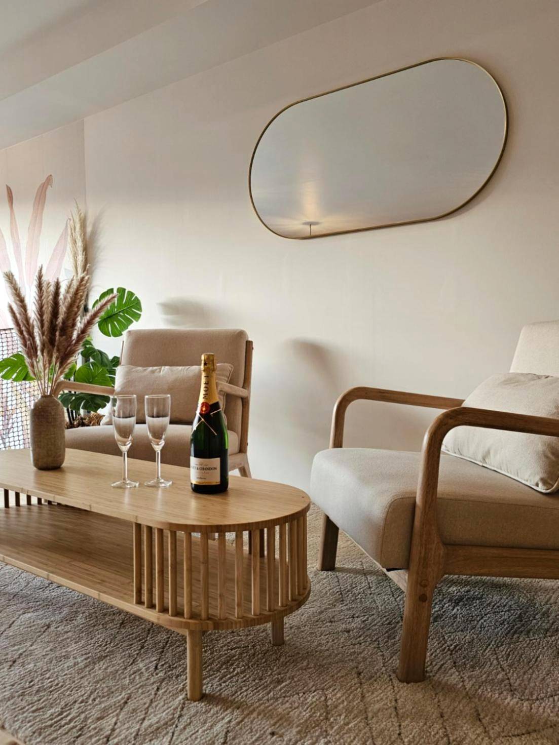 Salon scandinave avec fauteuils et table basse - Loft/Jacuzzi L'instant