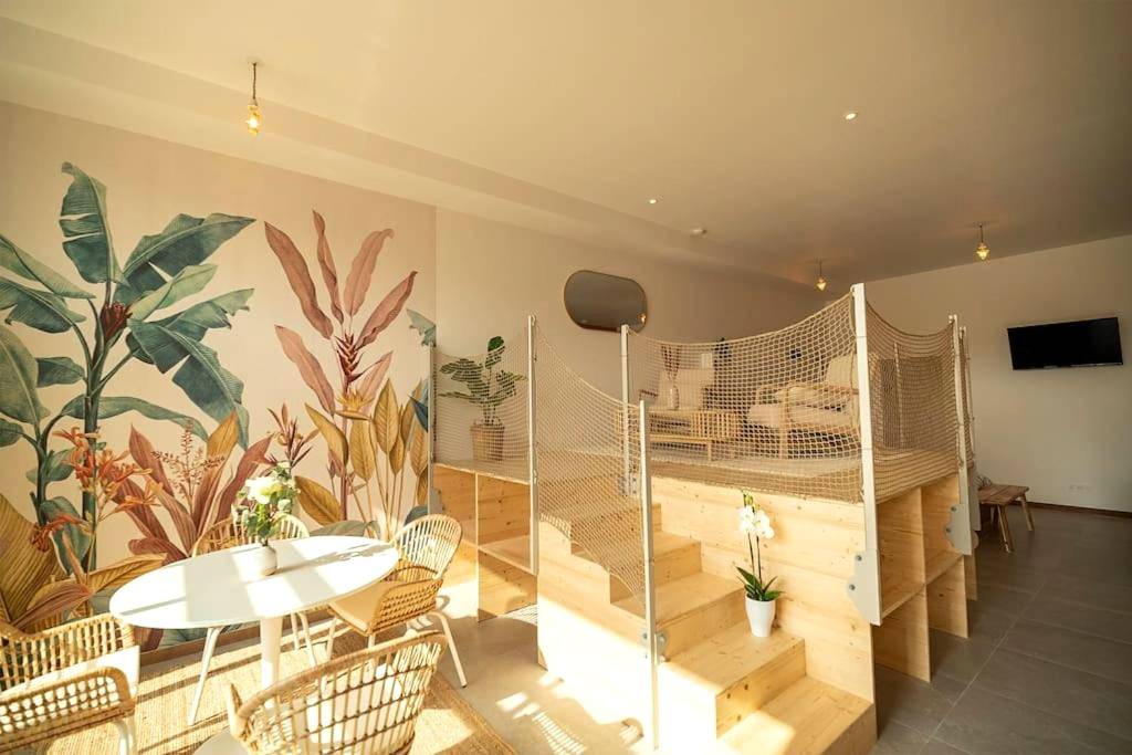 Espace de vie avec mezzanine et fresque murale - Loft/Jacuzzi L'instant