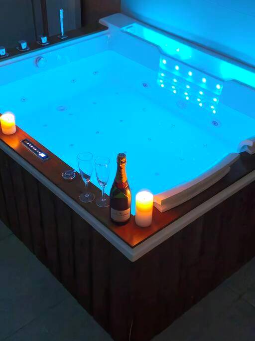 Baignoire balnéo éclairée en bleu et champagne - Loft/Jacuzzi L'instant