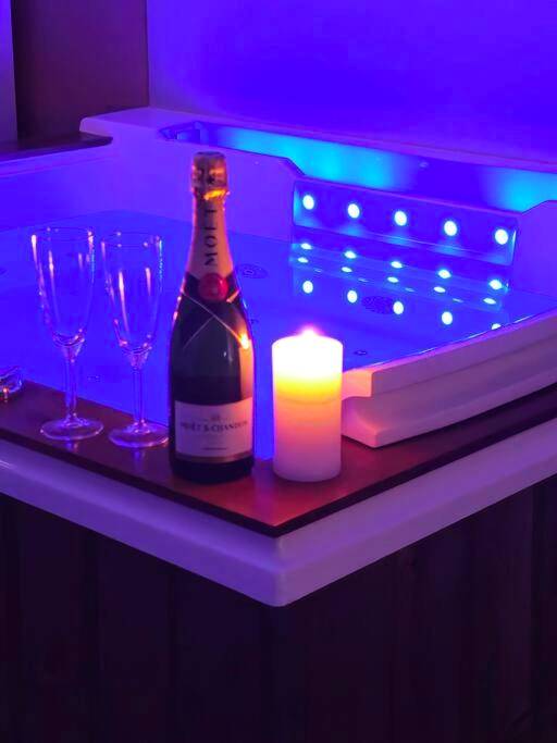 Détail romantique sur le rebord du jacuzzi - Loft/Jacuzzi L'instant