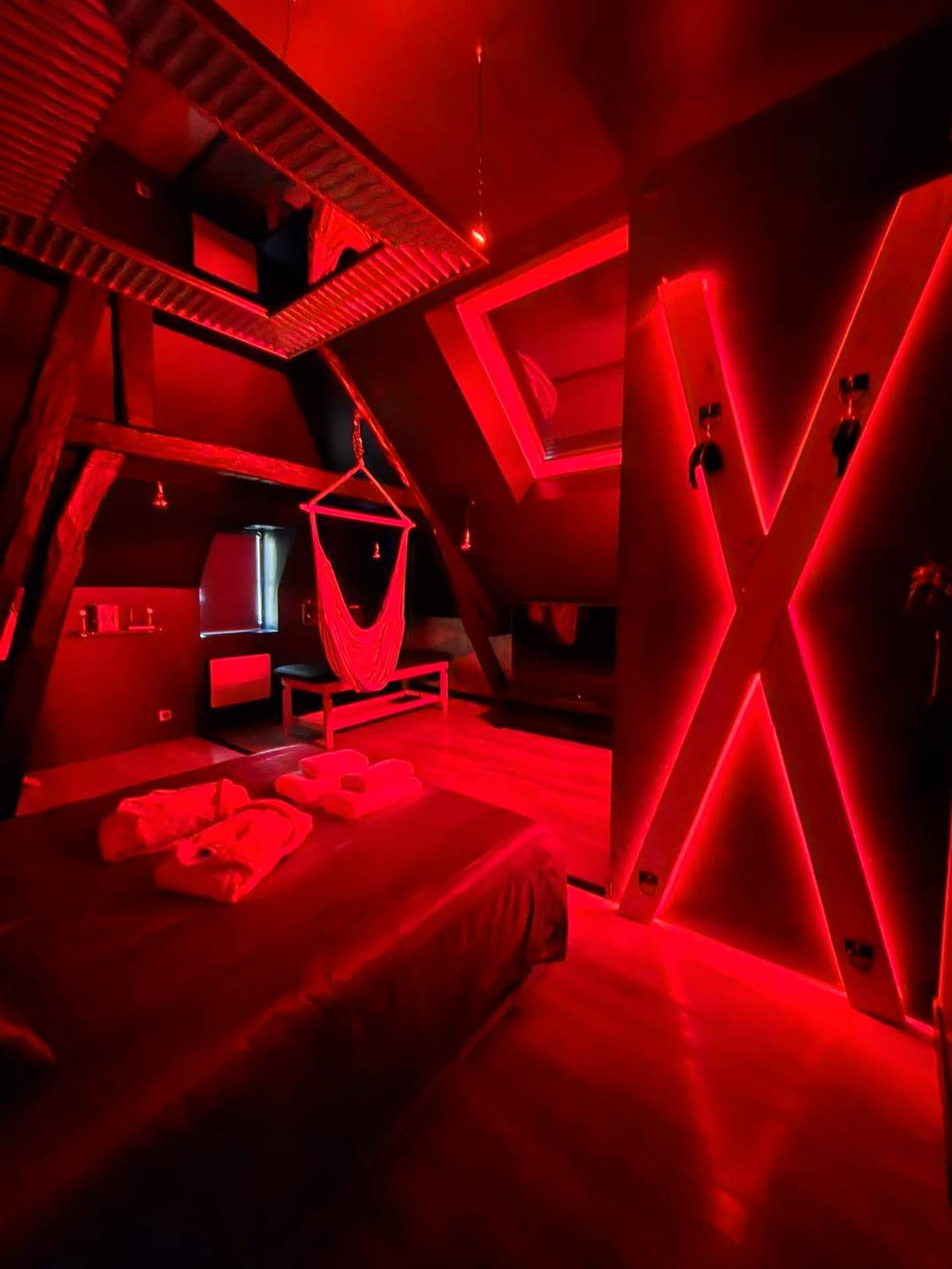 Croix de Saint - André avec éclairage néon rouge - Love Room Verneuil d'Avre et d'Iton - L instant Love, passion pure