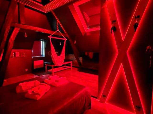 Croix de Saint - André avec éclairage néon rouge - Love Room Verneuil d'Avre et d'Iton - L instant Love, passion pure