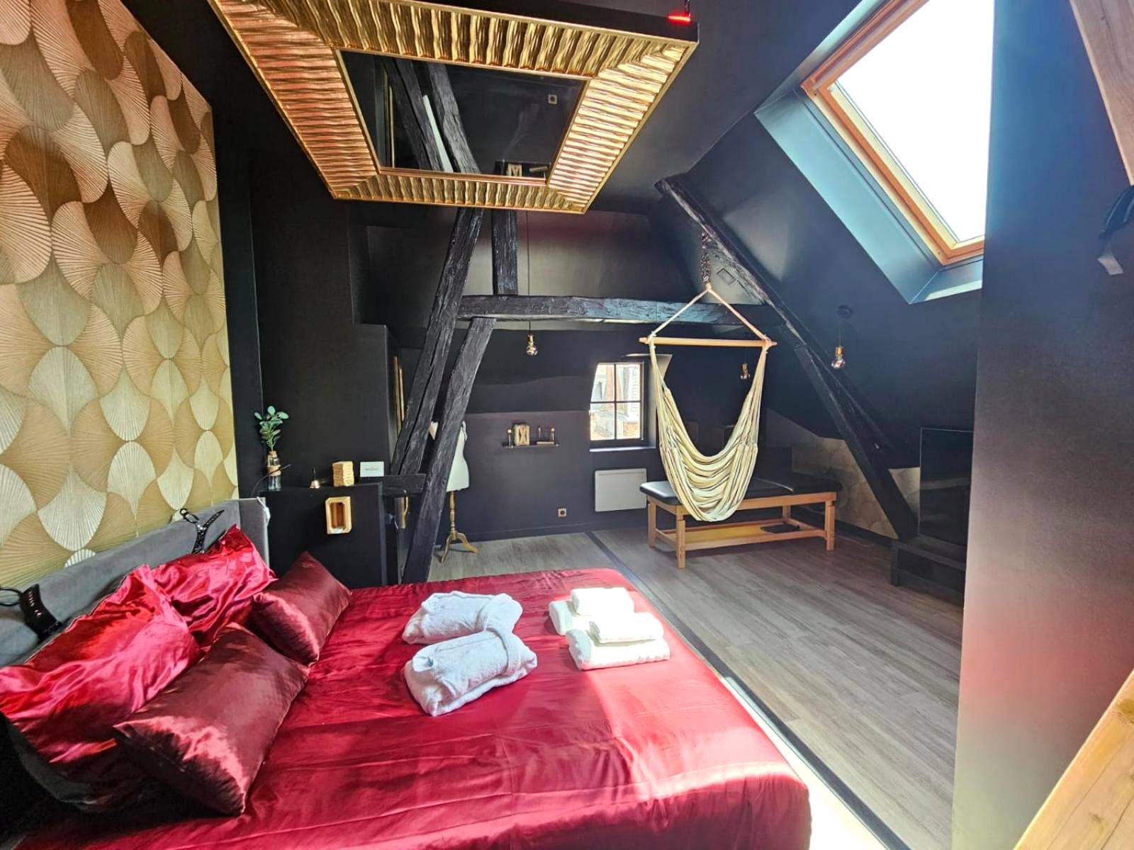 Chambre sous combles avec miroir au plafond - L instant Love, passion pure