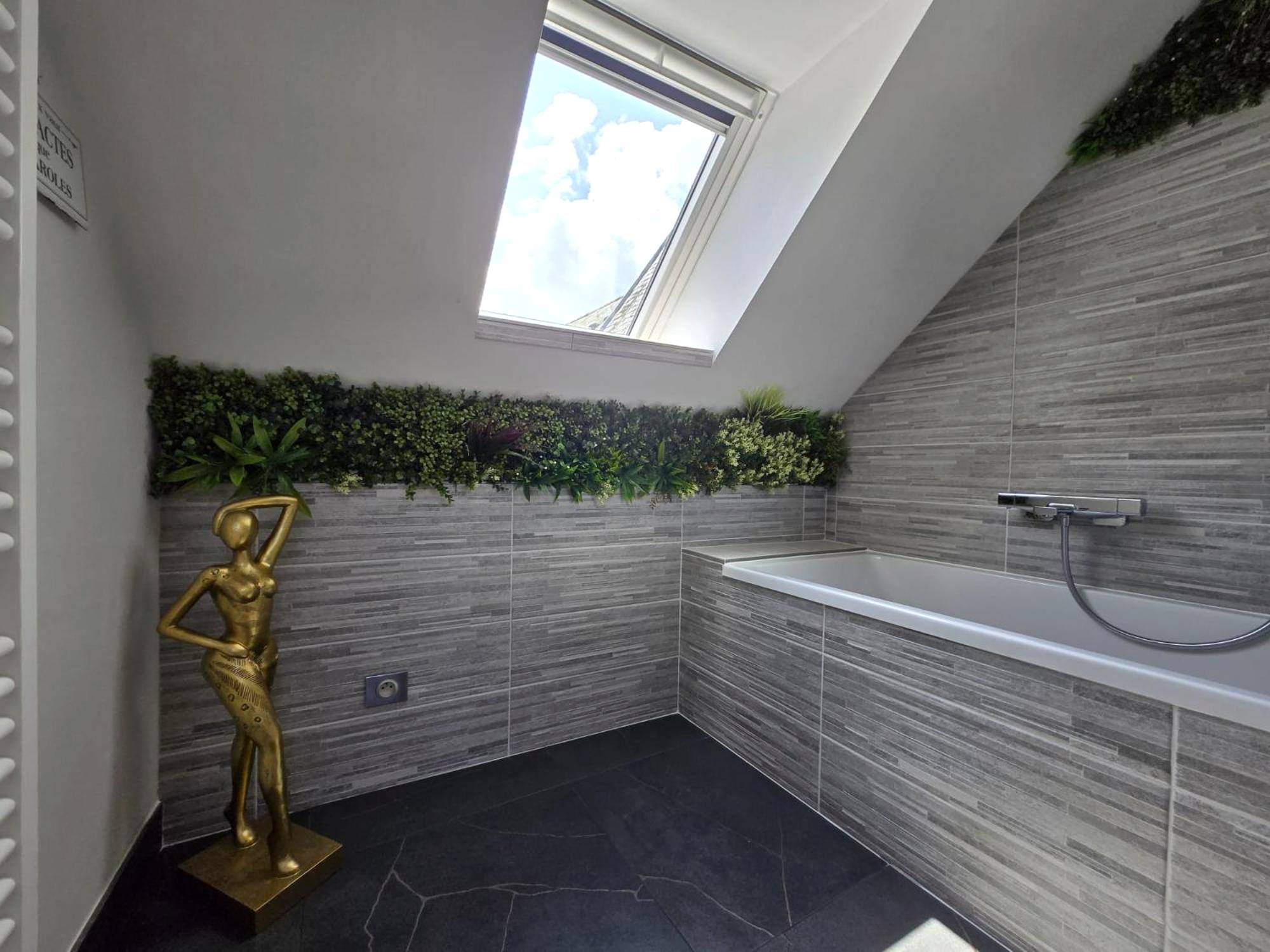 Baignoire encastrée sous fenêtre de toit - L instant Love, passion pure