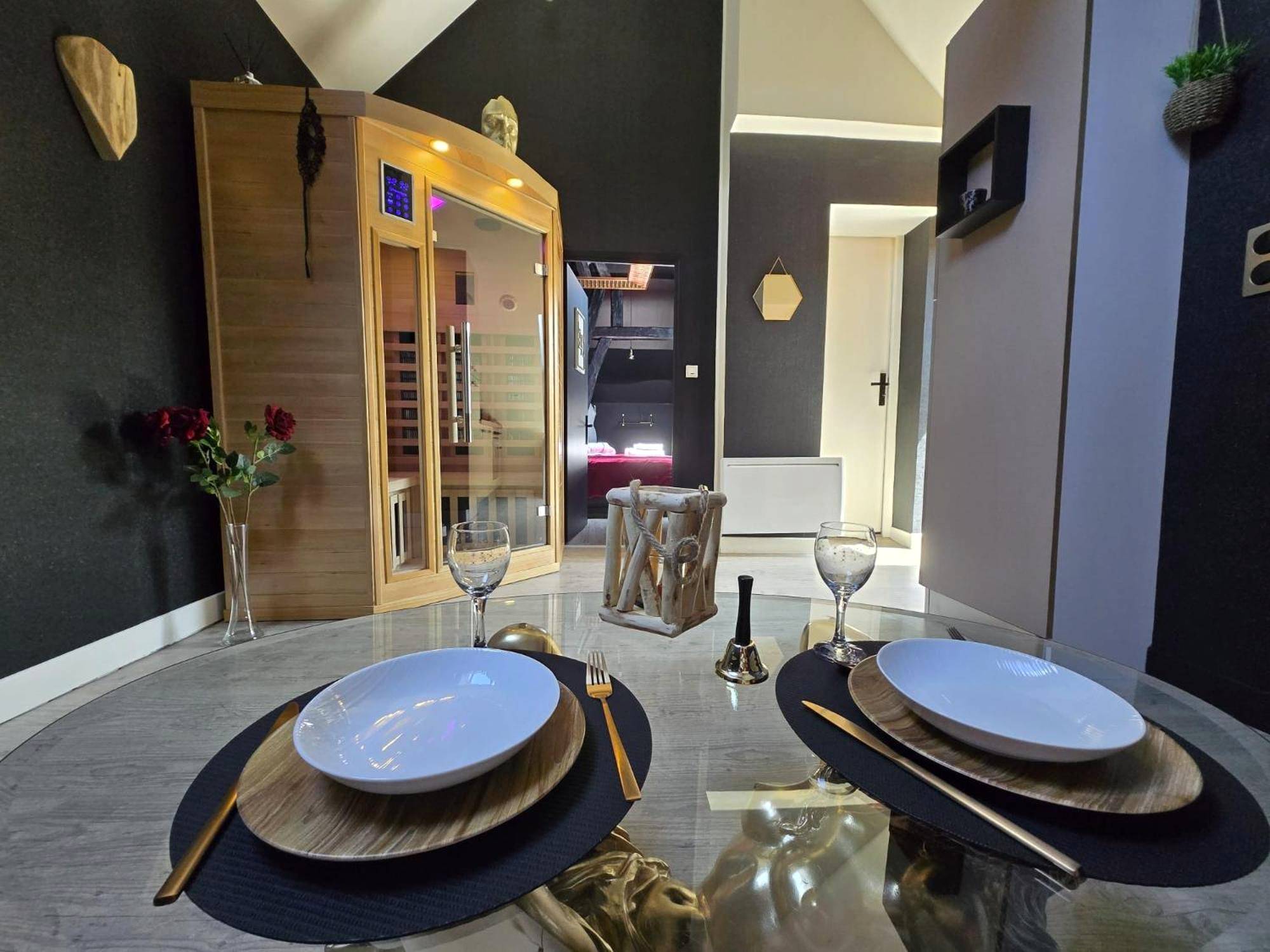 Espace repas avec sauna infrarouge en bois - L instant Love, passion pure