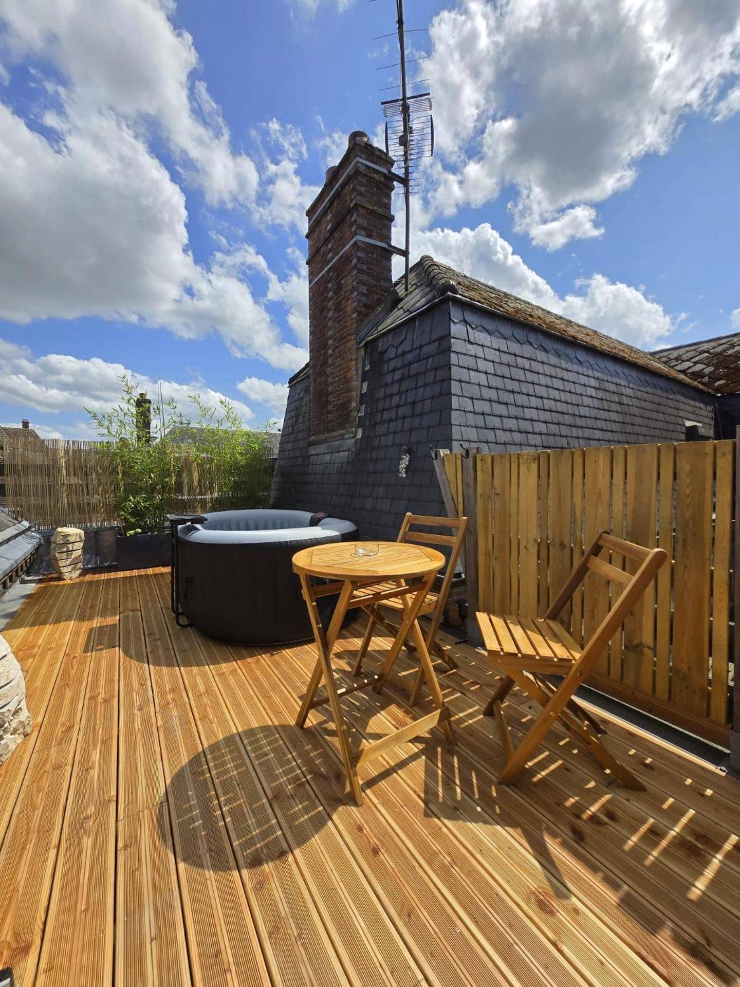 Terrasse en bois avec jacuzzi et mobilier - L instant Love, passion pure