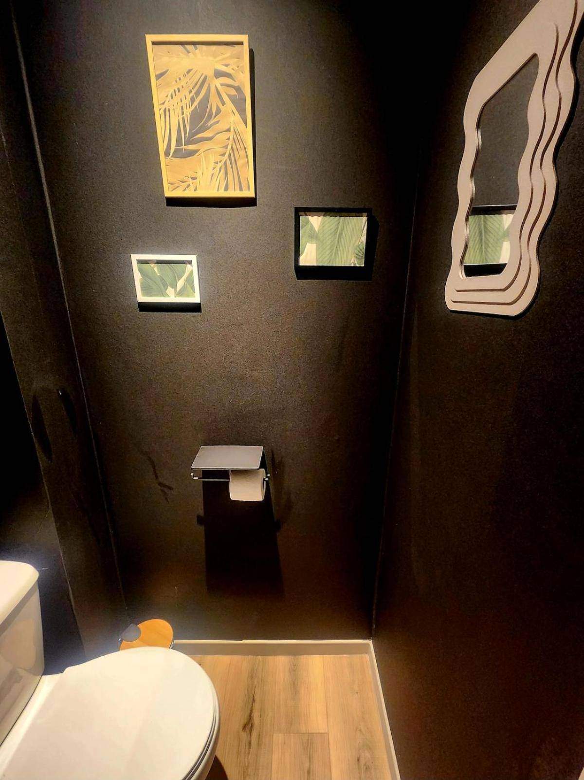 Toilettes avec décoration murale moderne - L'instant Plaisir - Suite Bien Etre