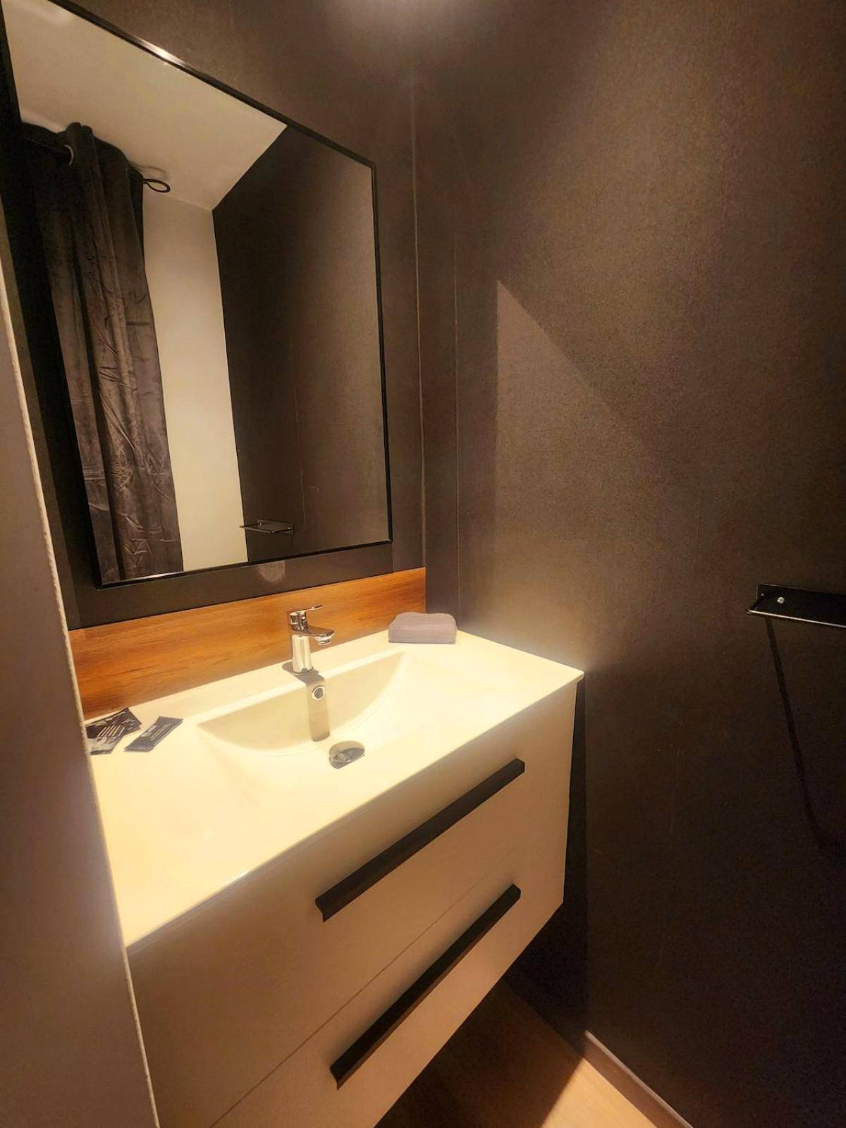 Meuble vasque blanc avec miroir rectangulaire - L'instant Plaisir - Suite Bien Etre