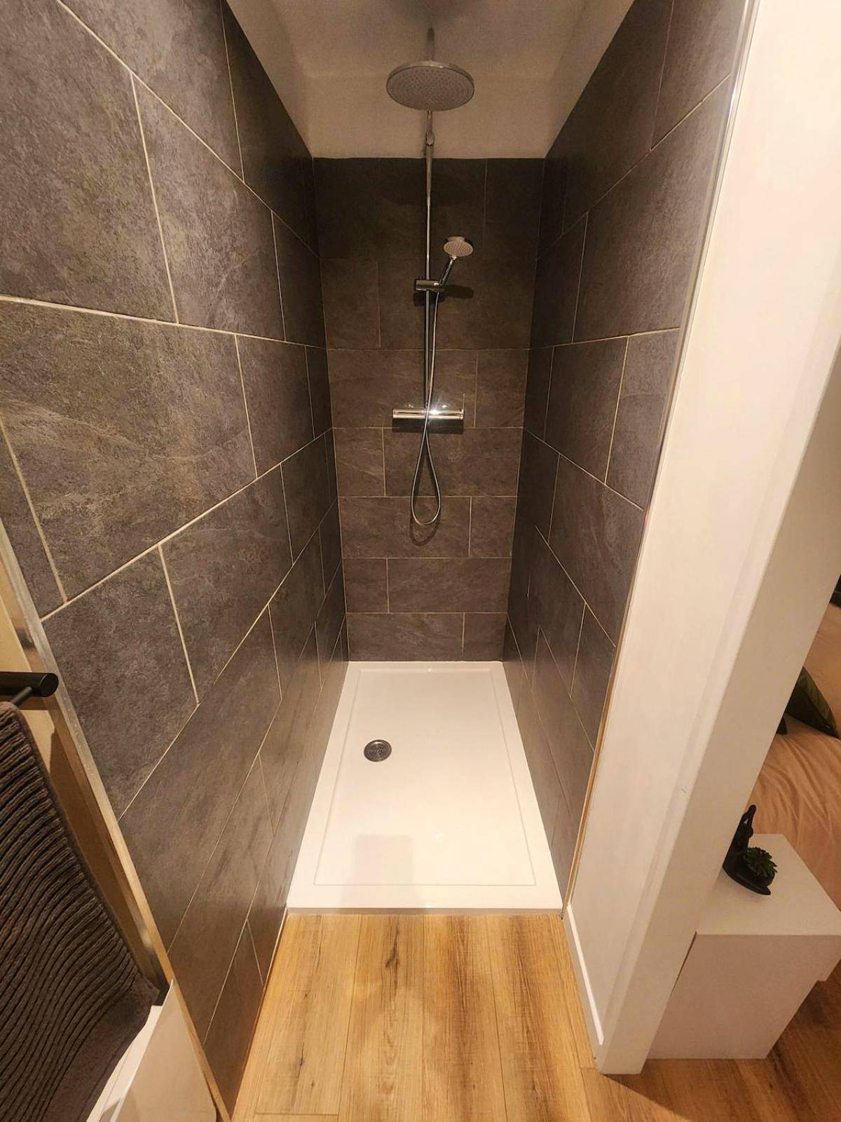 Douche à l'italienne avec parois effet pierre - L'instant Plaisir - Suite Bien Etre