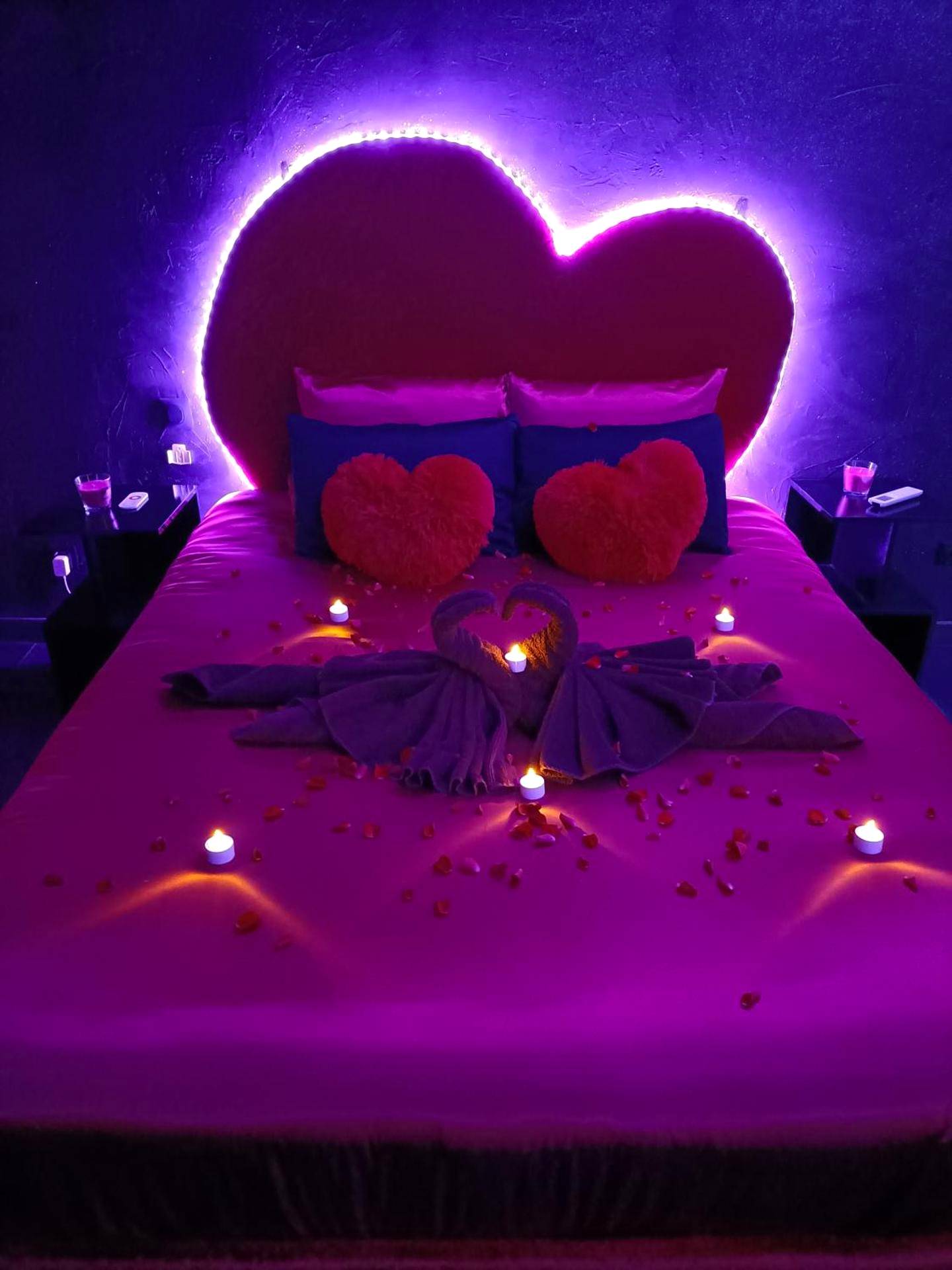 Lit avec tête de lit en cœur et bougies - Love Room Castelnaudary - L'instant romance Le Romantique