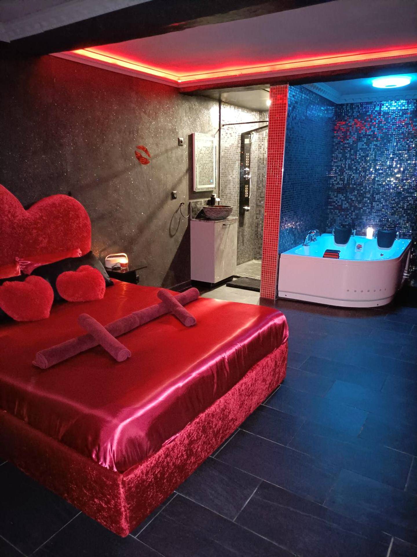 Suite avec lit rouge et jacuzzi privatif - L'instant romance Le Romantique