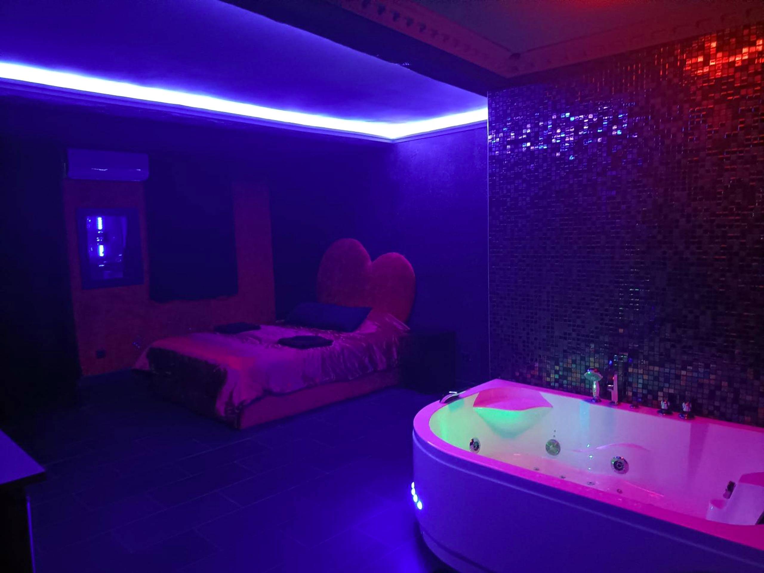 Baignoire balnéo éclairée et lit double - L'instant romance Le Romantique