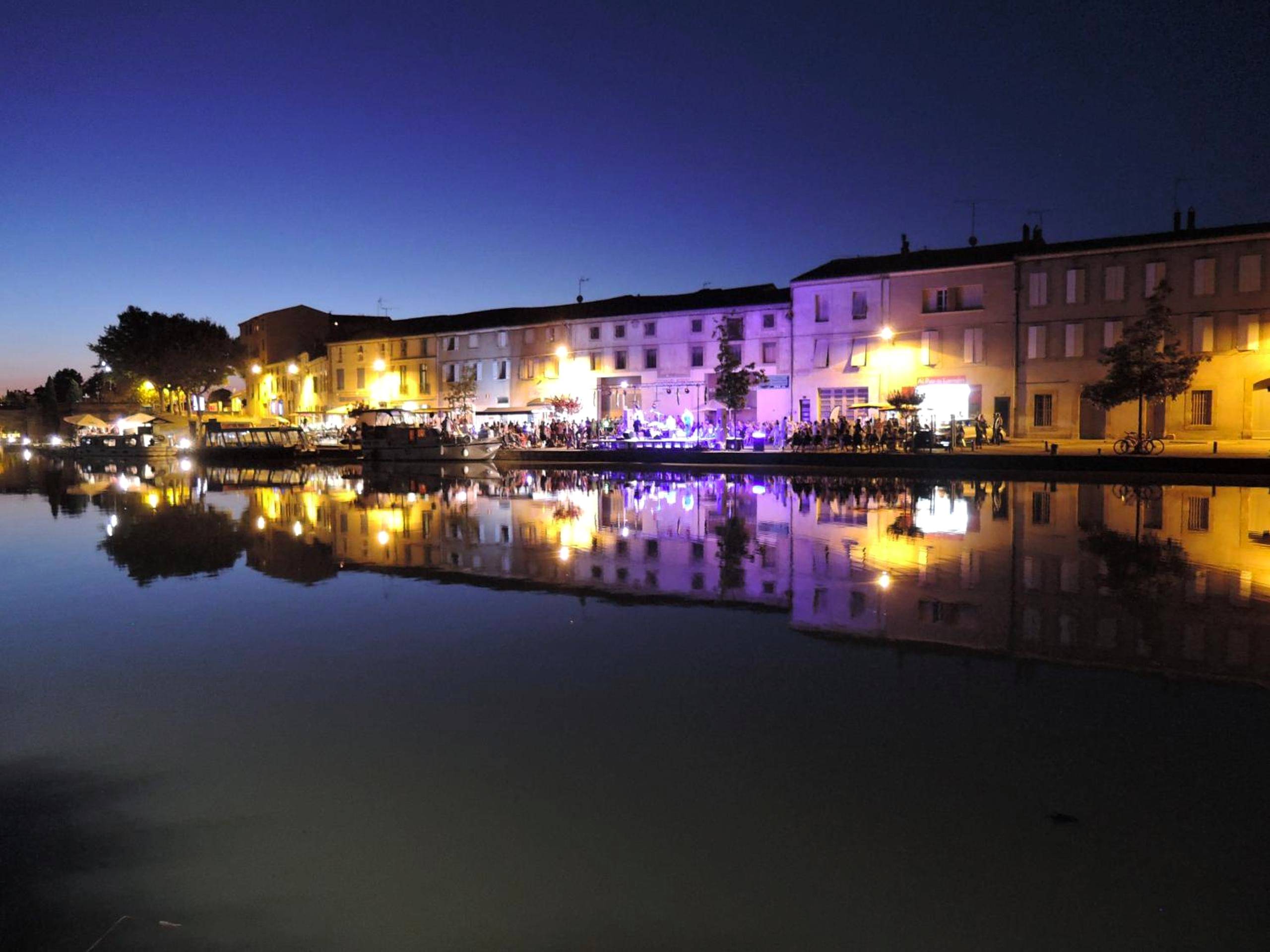 Vue du port de nuit avec reflets sur l'eau - L'instant romance Le Romantique