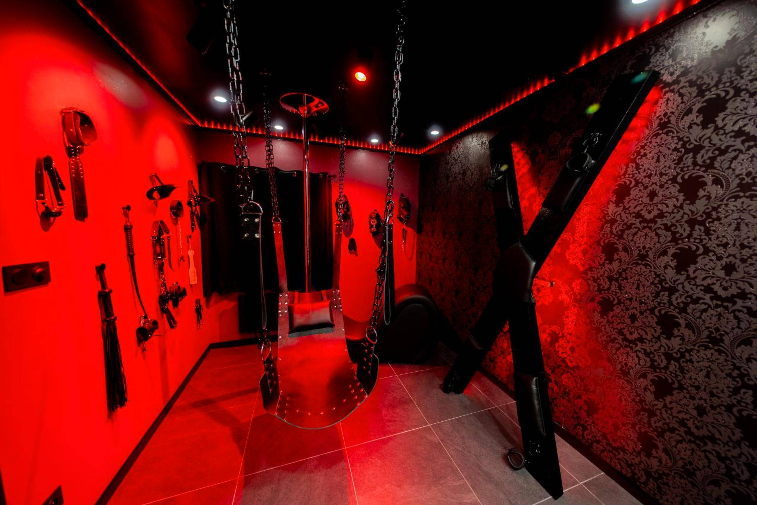 Salle de jeux érotiques avec balançoire - L'instant Secret - Love Room