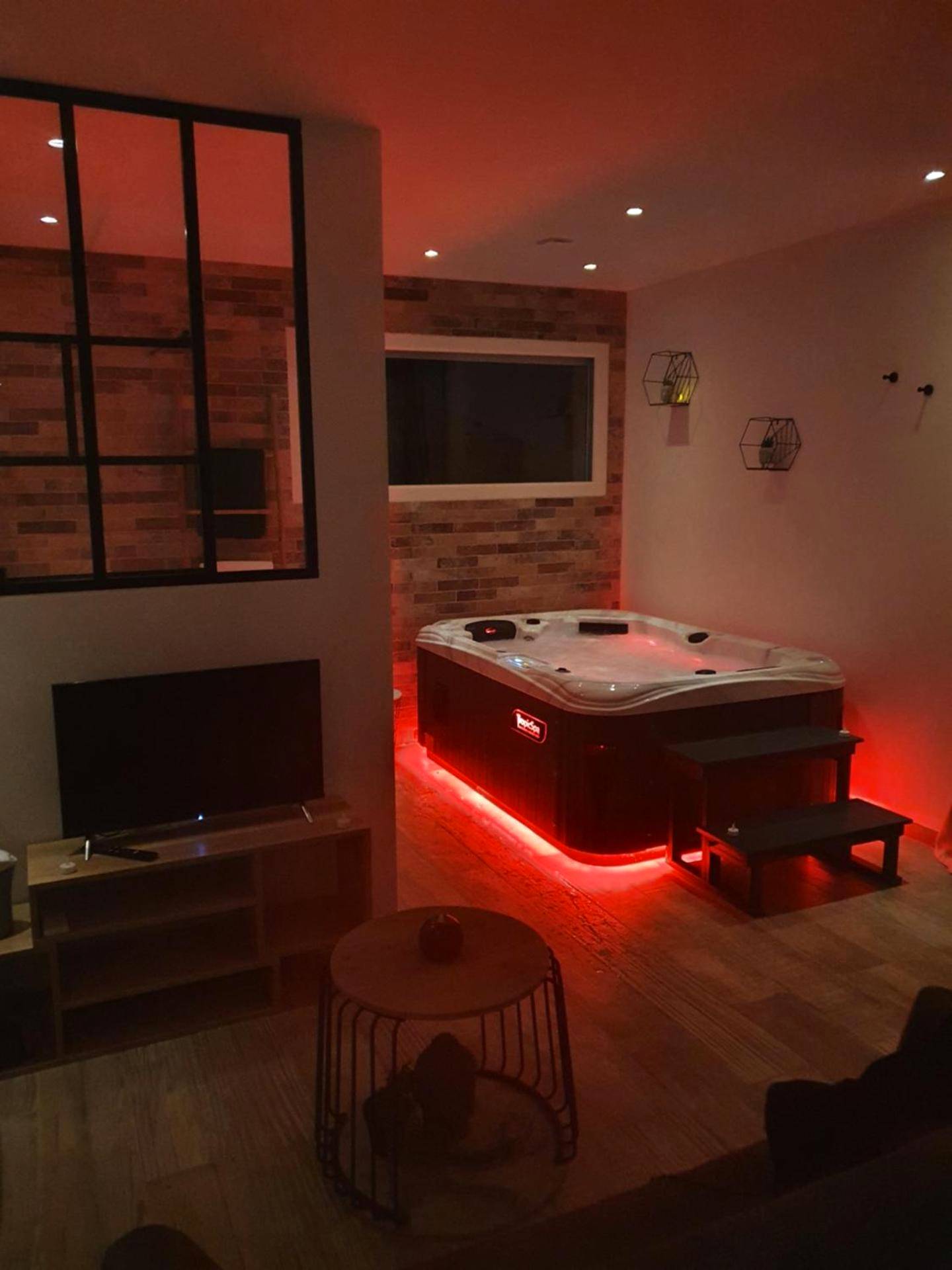 Jacuzzi privatif avec éclairage LED rouge - Love Room Pourrières - Instant secret