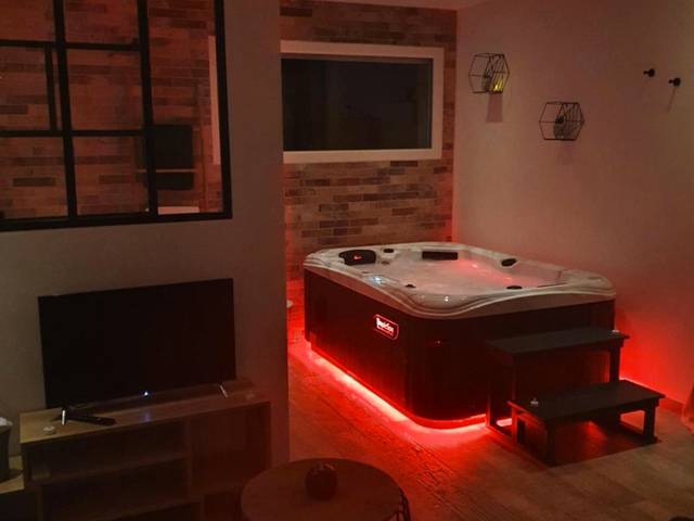 Jacuzzi privatif avec éclairage LED rouge - Love Room Pourrières - Instant secret