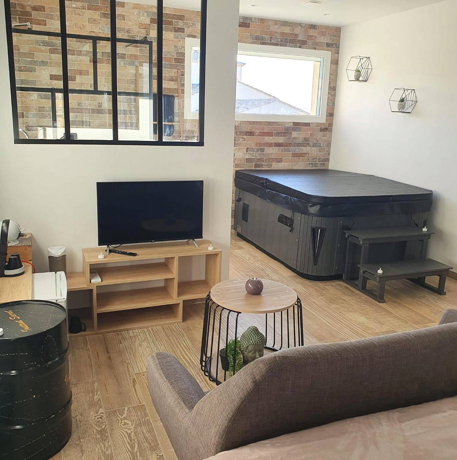 Salon ouvert avec télévision et jacuzzi - Instant secret