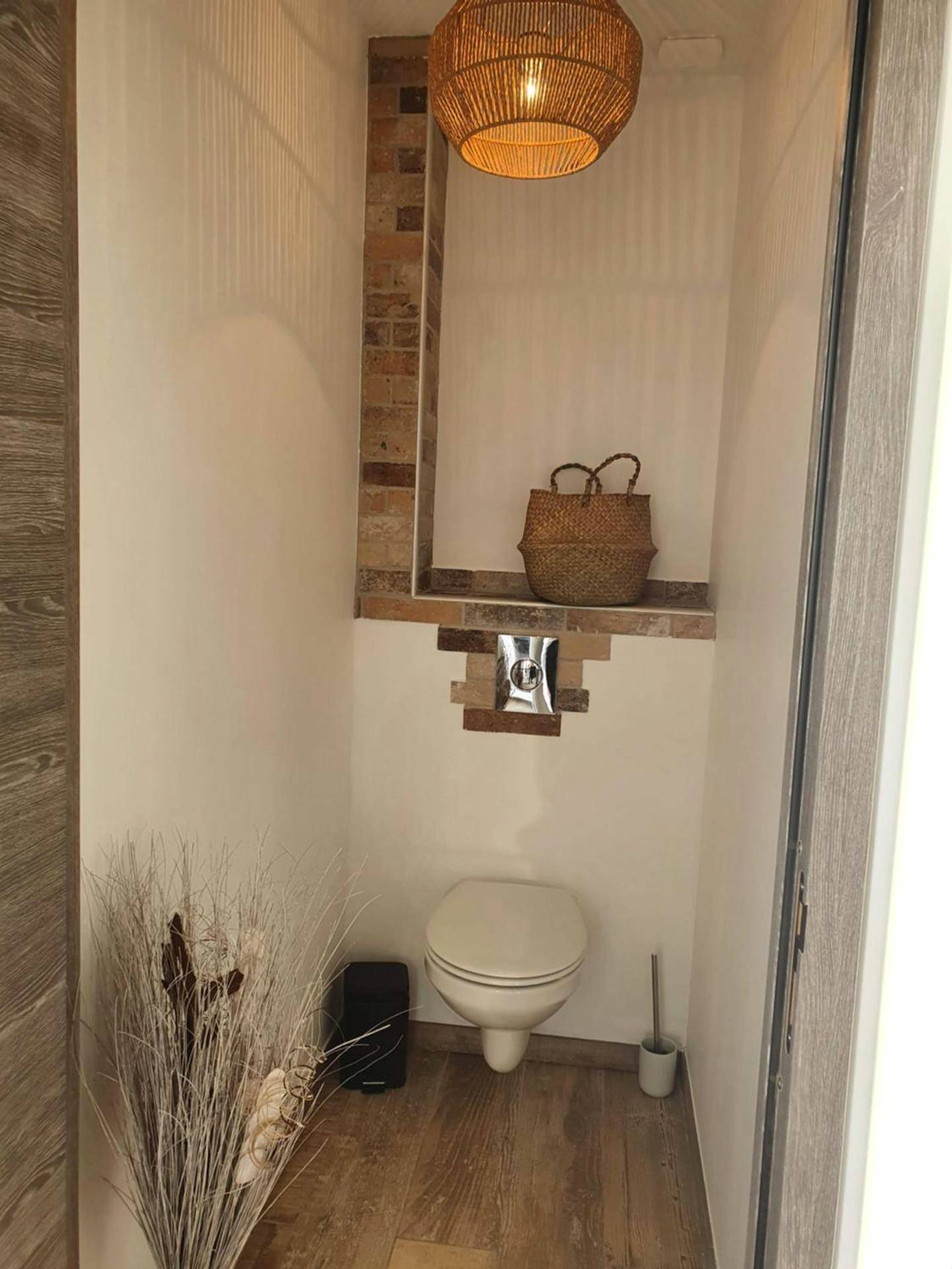 Toilettes avec décoration naturelle et osier - Instant secret
