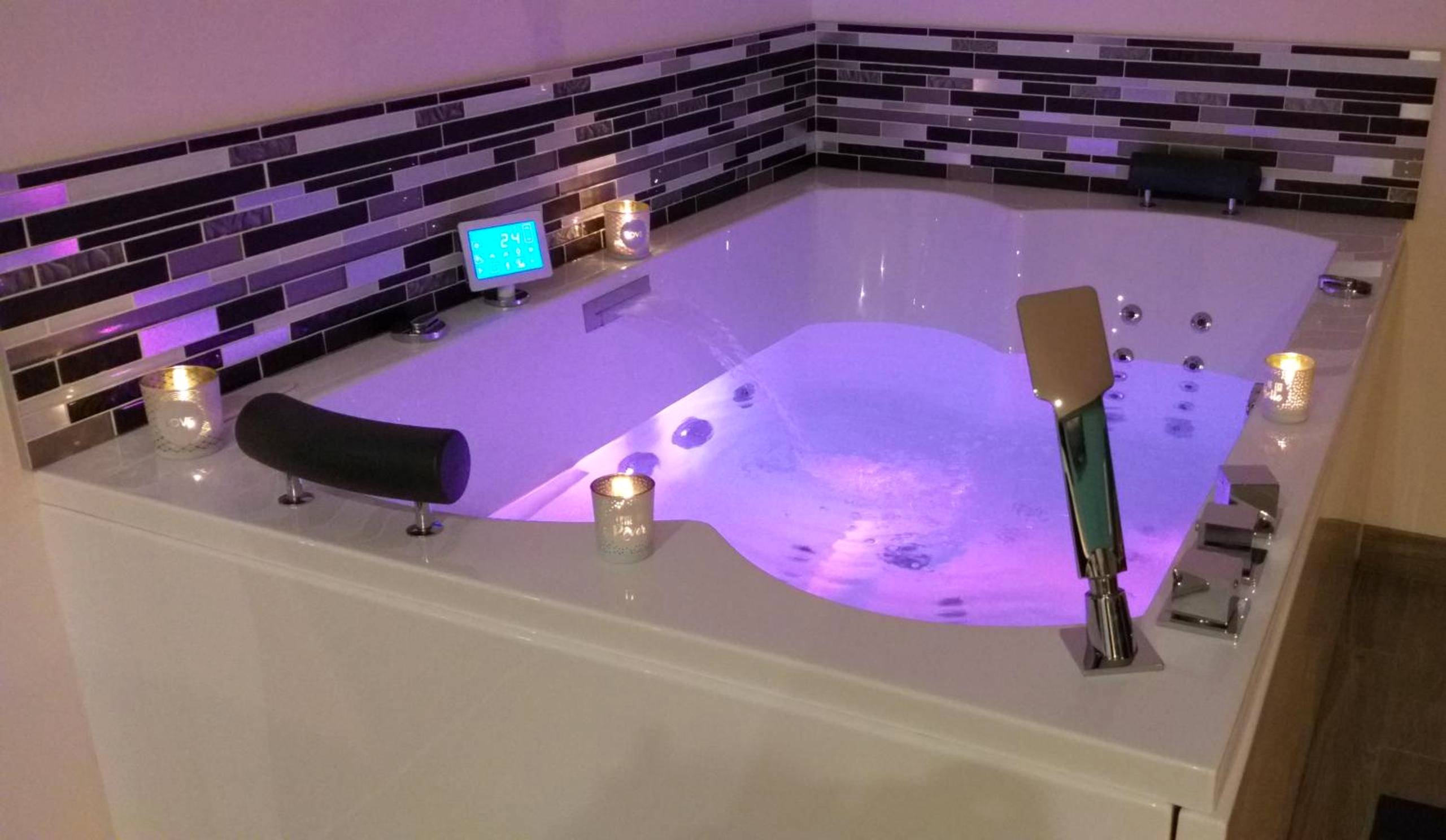 Vue principale - Love Room Mont - Saint - Sulpice - L'instant spa et sa terrasse privative
