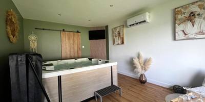 Espace détente avec spa et décoration bohème - L'instant SPA