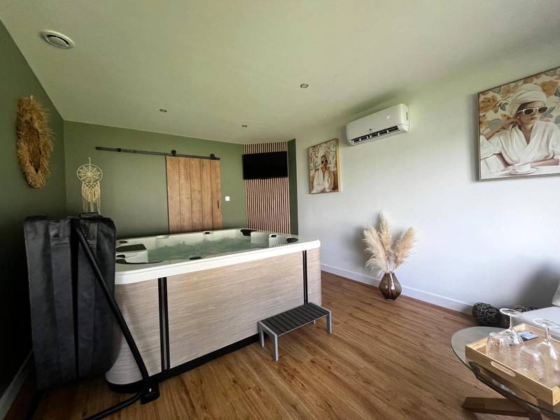 Espace détente avec spa et décoration bohème - L'instant SPA