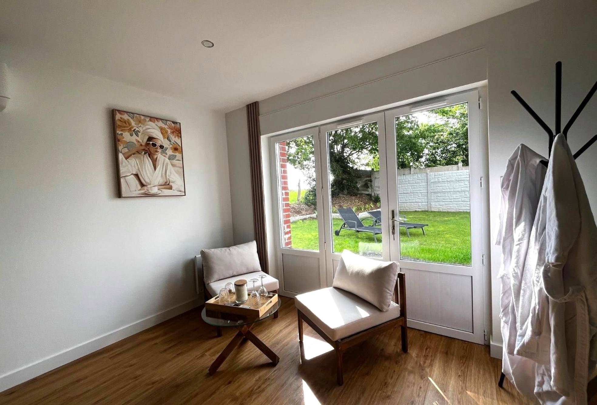 Coin salon lumineux ouvrant sur le jardin - L'instant SPA