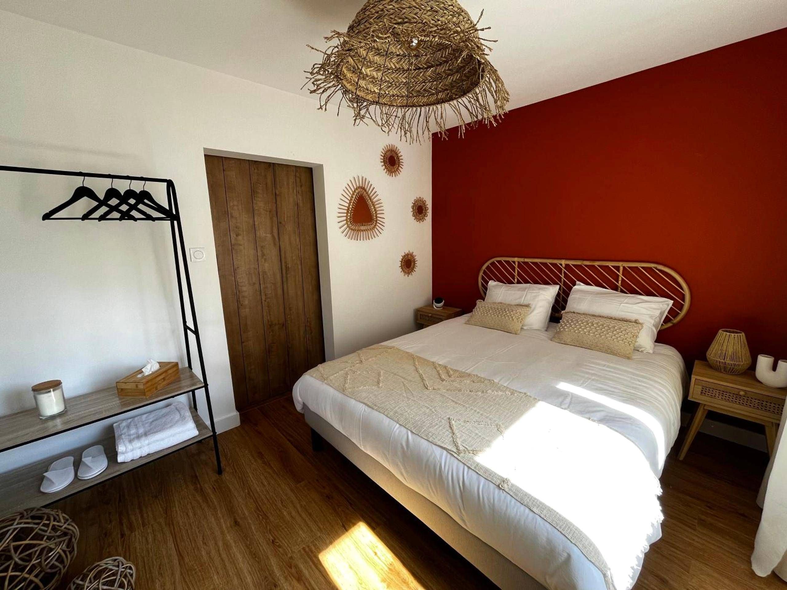 Chambre avec lit double et mur terracotta - L'instant SPA