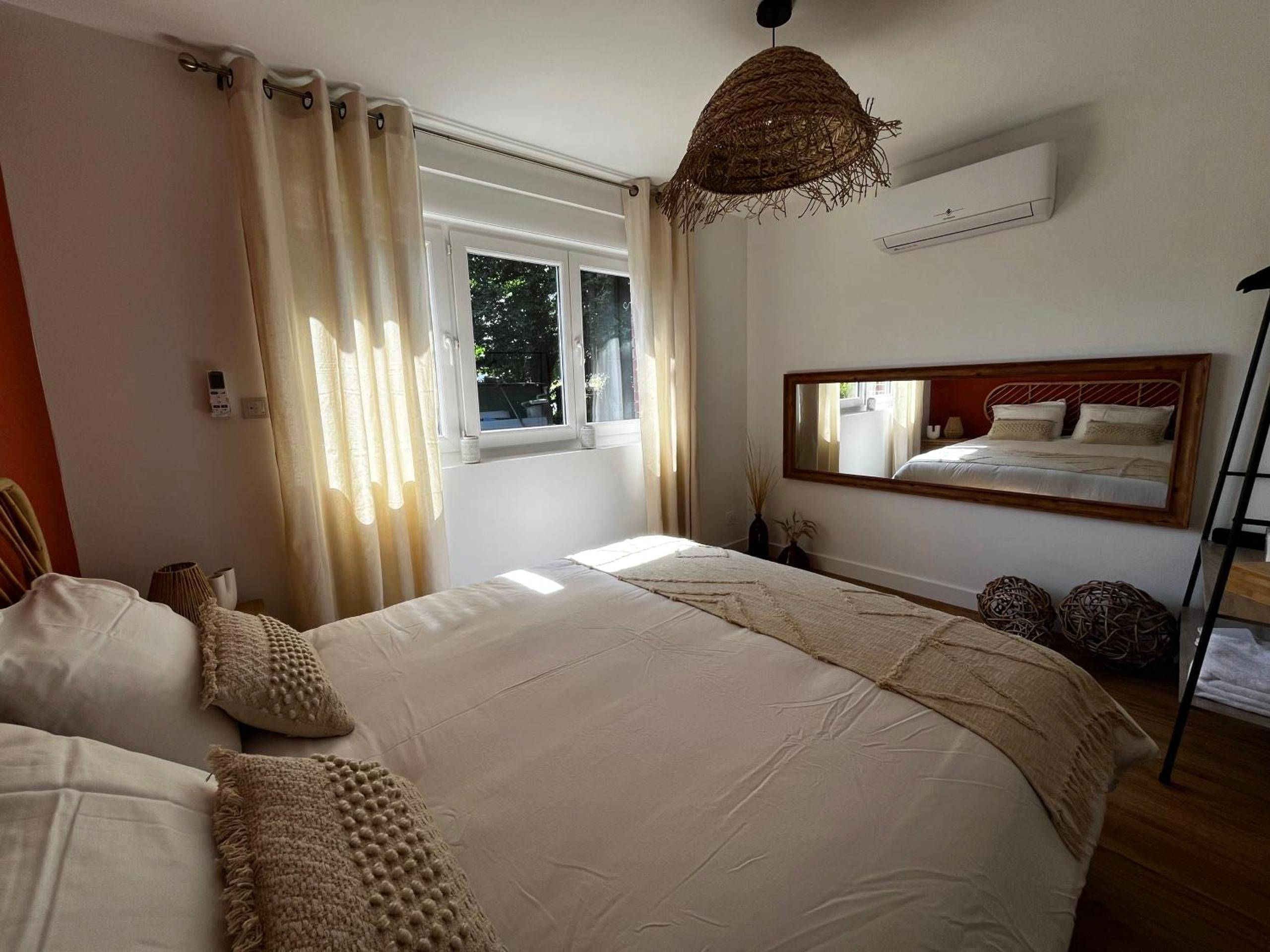 Chambre avec grand miroir et luminaire en paille - L'instant SPA