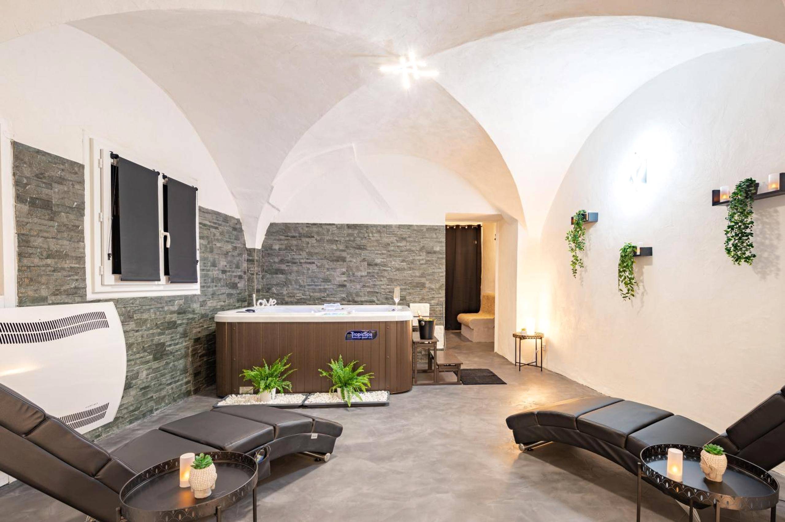 Espace détente avec jacuzzi et chaises longues - Love Room La Calmette - L'instant Suspendu