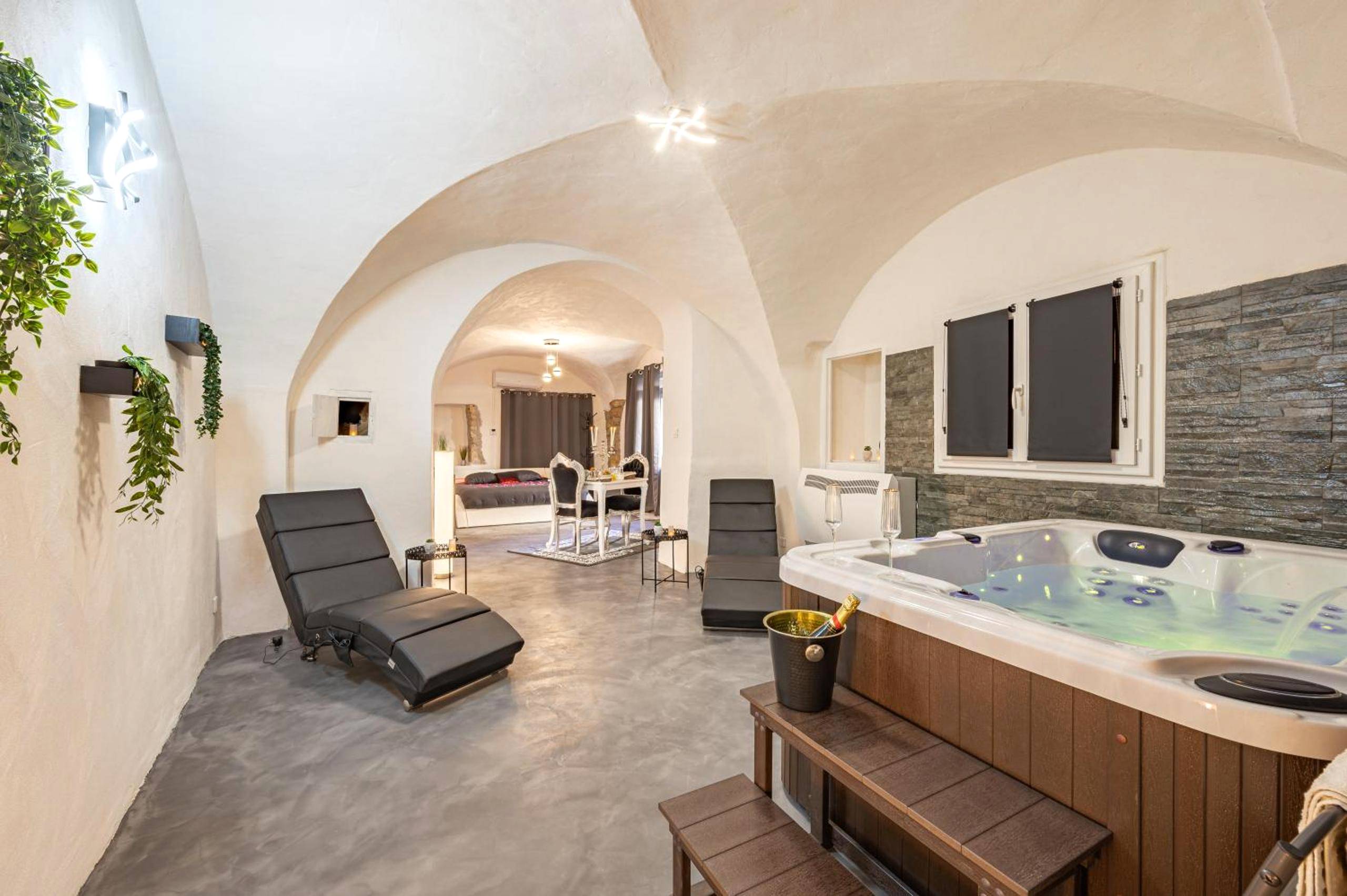 Jacuzzi privatif sous plafond voûté - L'instant Suspendu