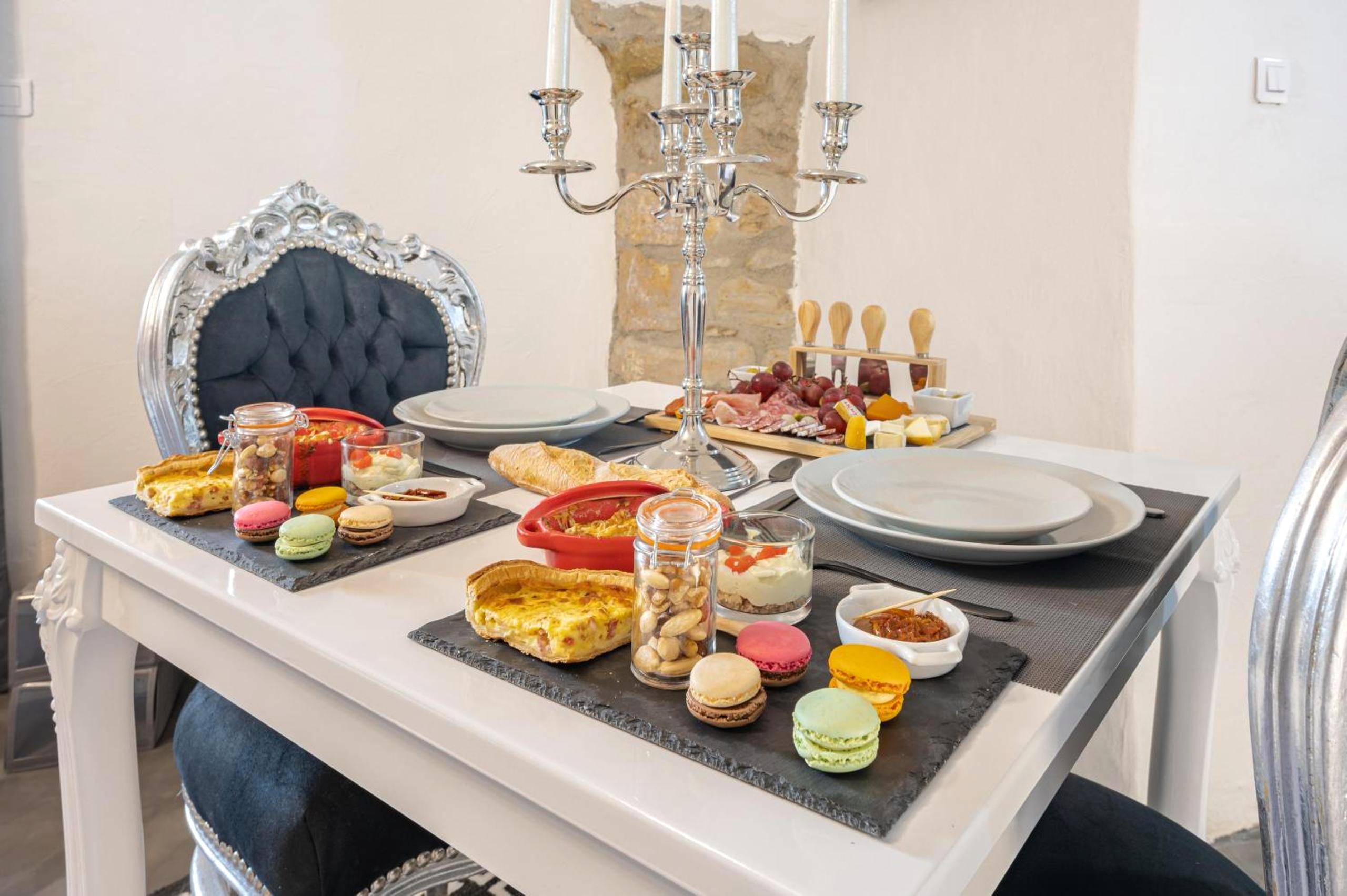 Table dressée avec macarons et mignardises - L'instant Suspendu