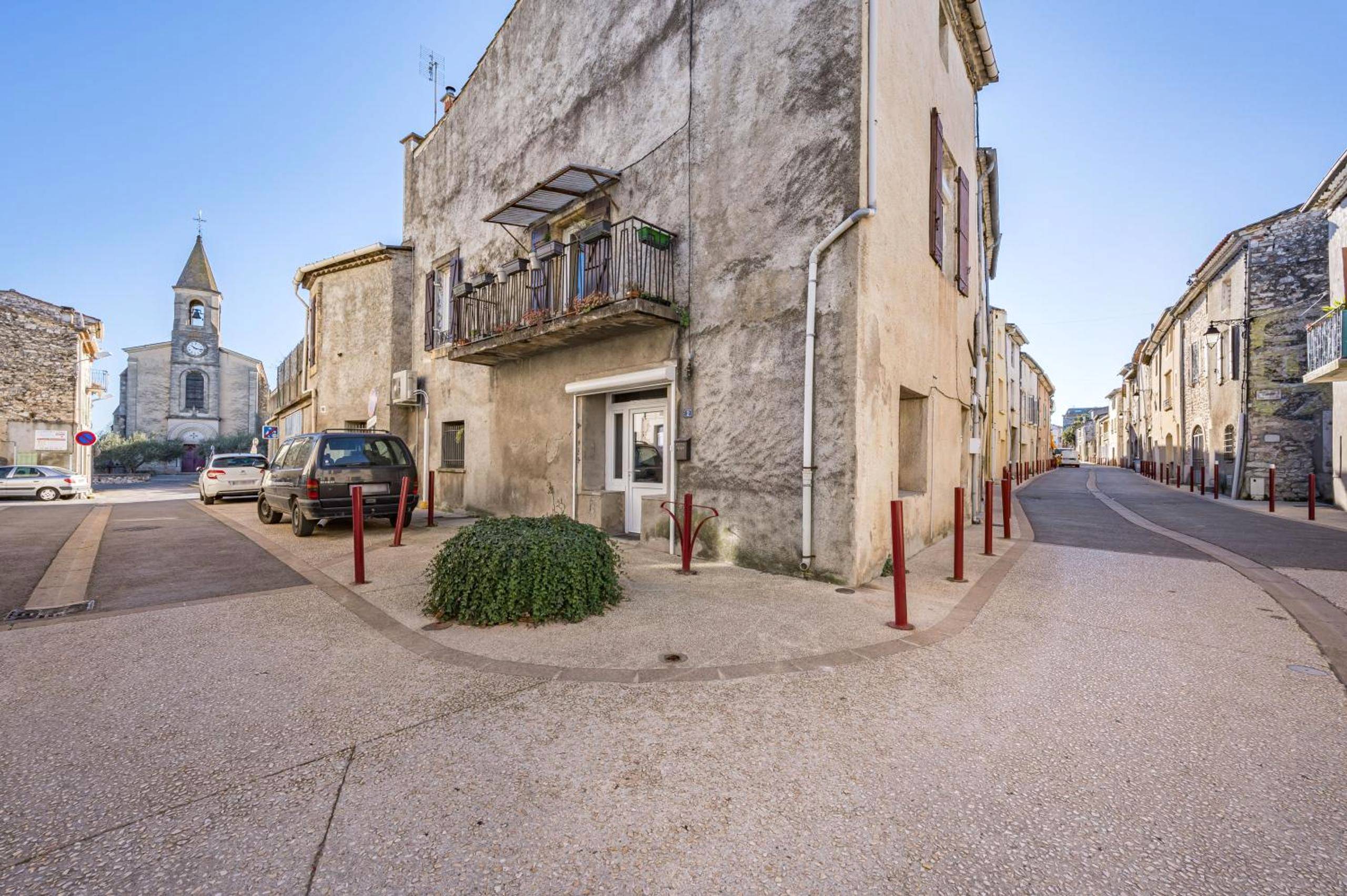 Vue extérieure du bâtiment dans une rue calme - L'instant Suspendu