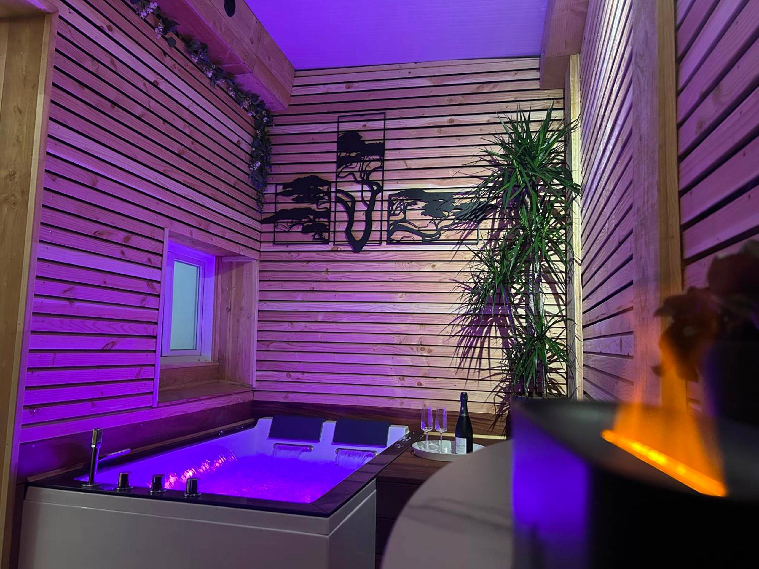 Baignoire balnéo avec éclairage violet - Love Room Duras - L'instant