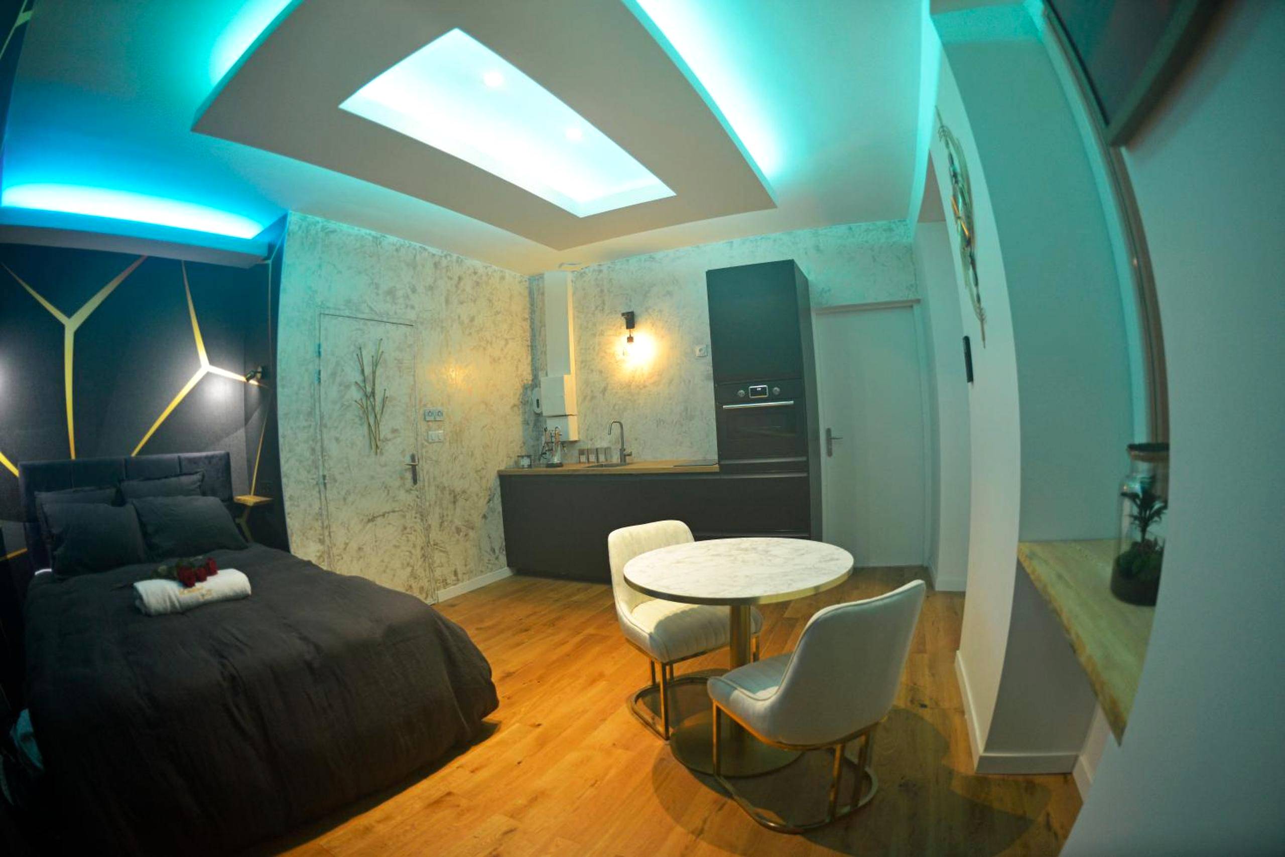 Chambre avec coin repas et cuisine équipée - L'instant