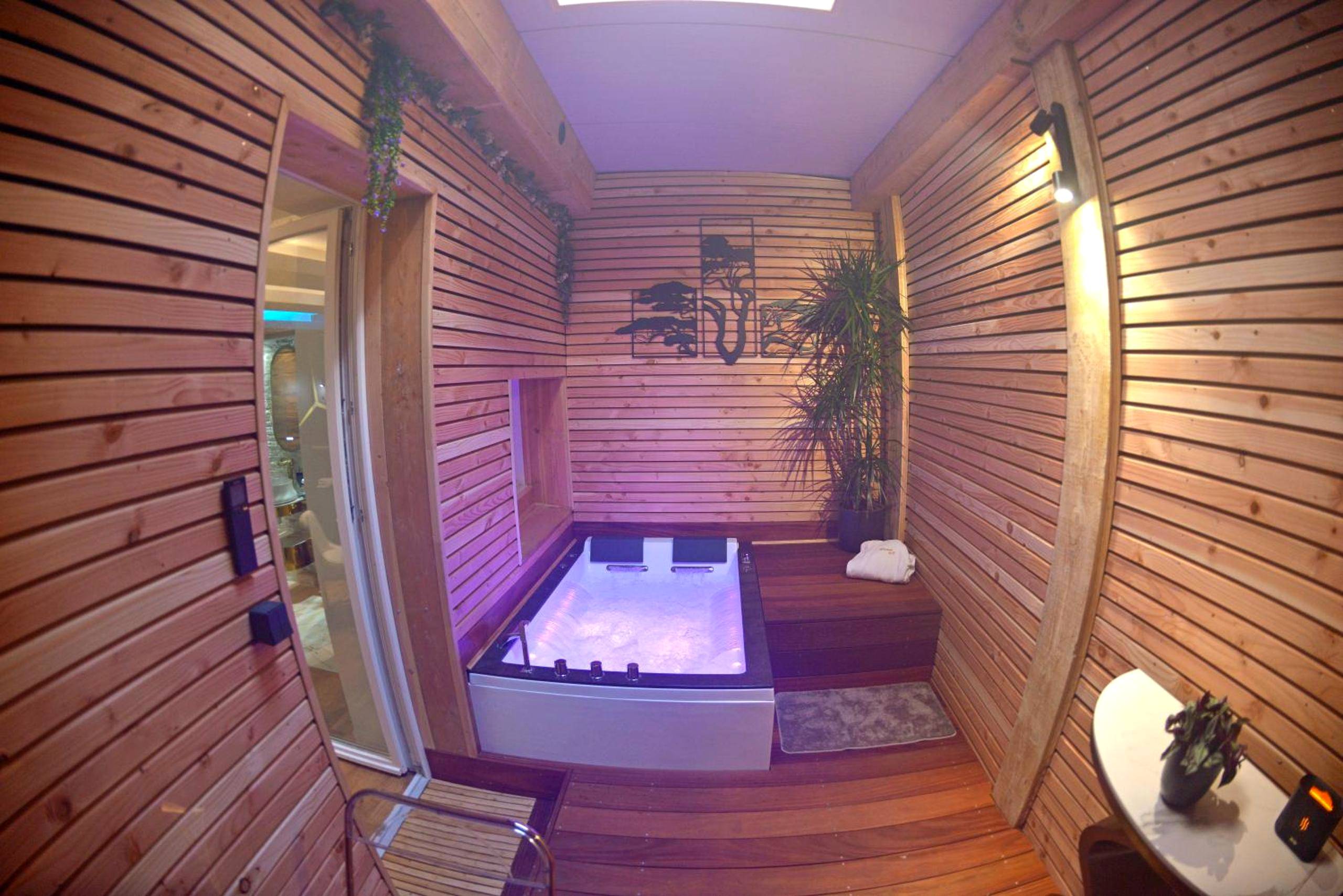 Espace détente boisé avec jacuzzi privatif - L'instant
