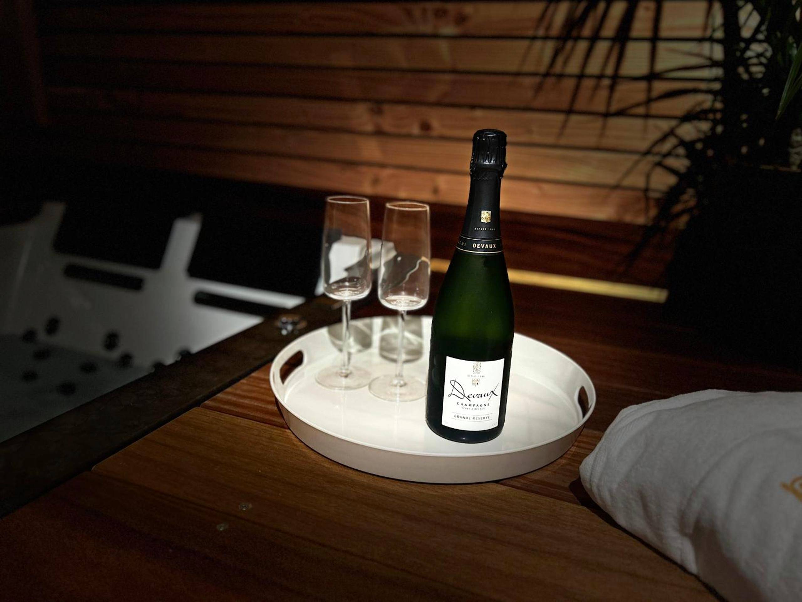 Bouteille de champagne et flûtes sur plateau - L'instant