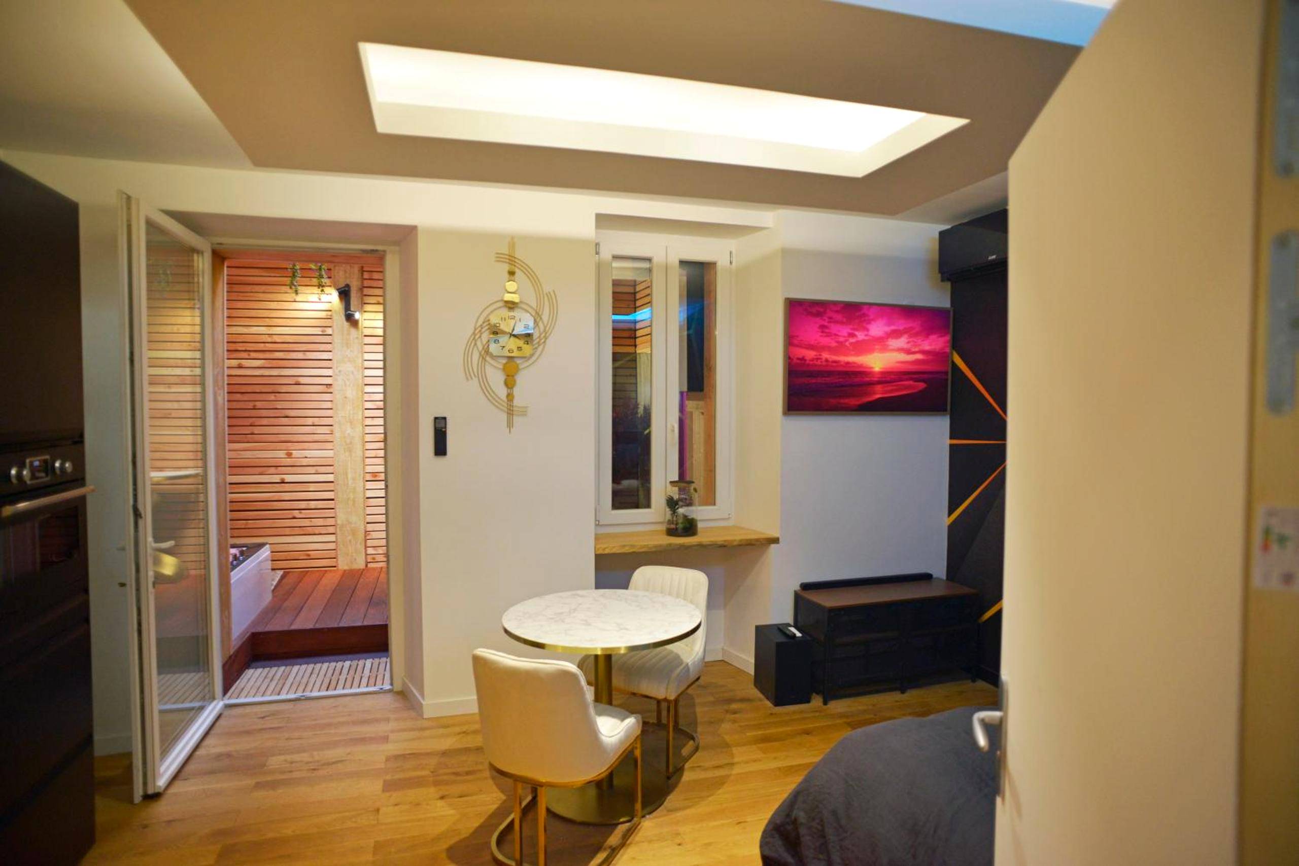 Vue d'ensemble du studio avec coin salon - L'instant