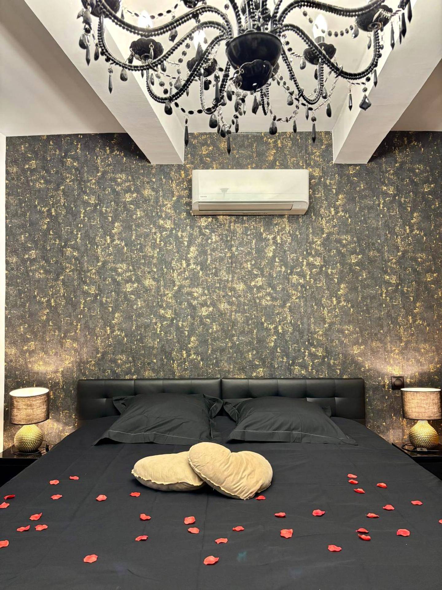 Lit double avec pétales de rose et lustre noir - Love Room L'instanté - Suite "L'élégante"