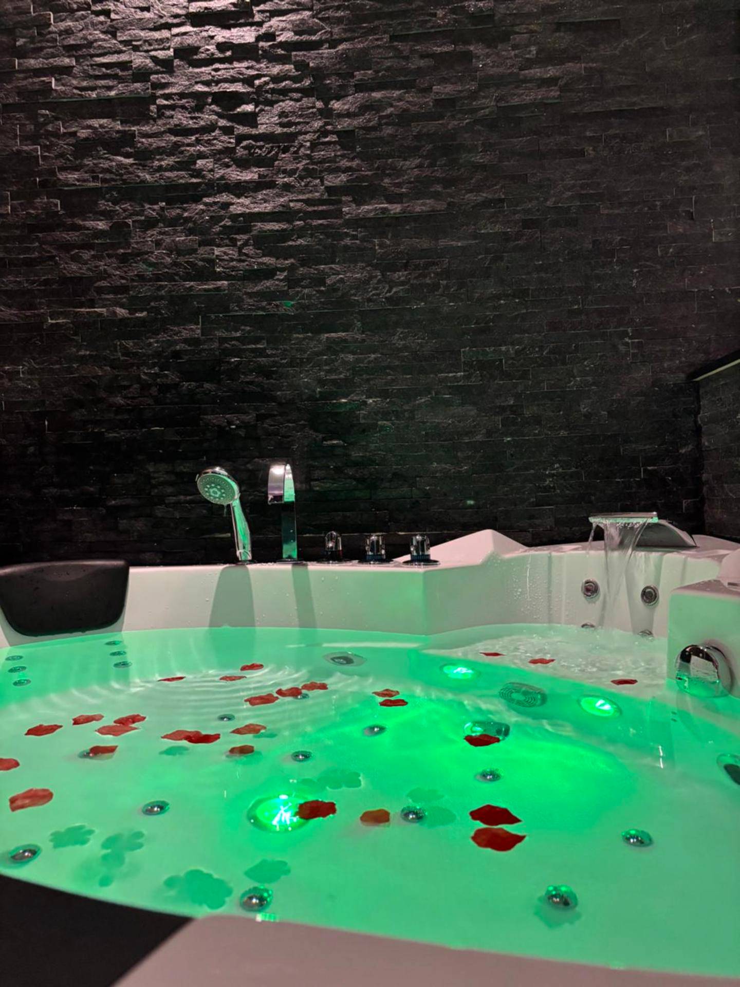 Jacuzzi avec jets d'eau et pétales de rose - Love Room L'instanté - Suite "L'élégante"