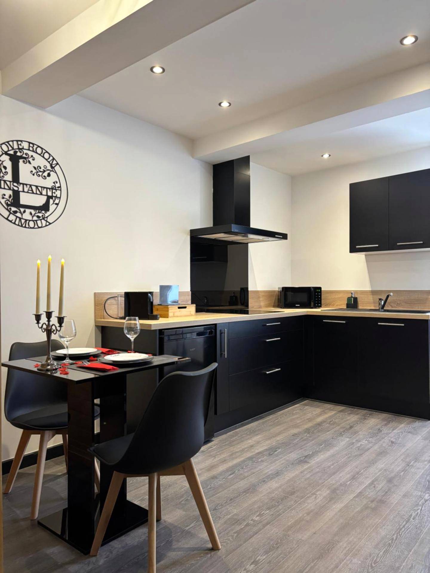 Cuisine équipée et table de dîner romantique - Love Room L'instanté - Suite "L'élégante"