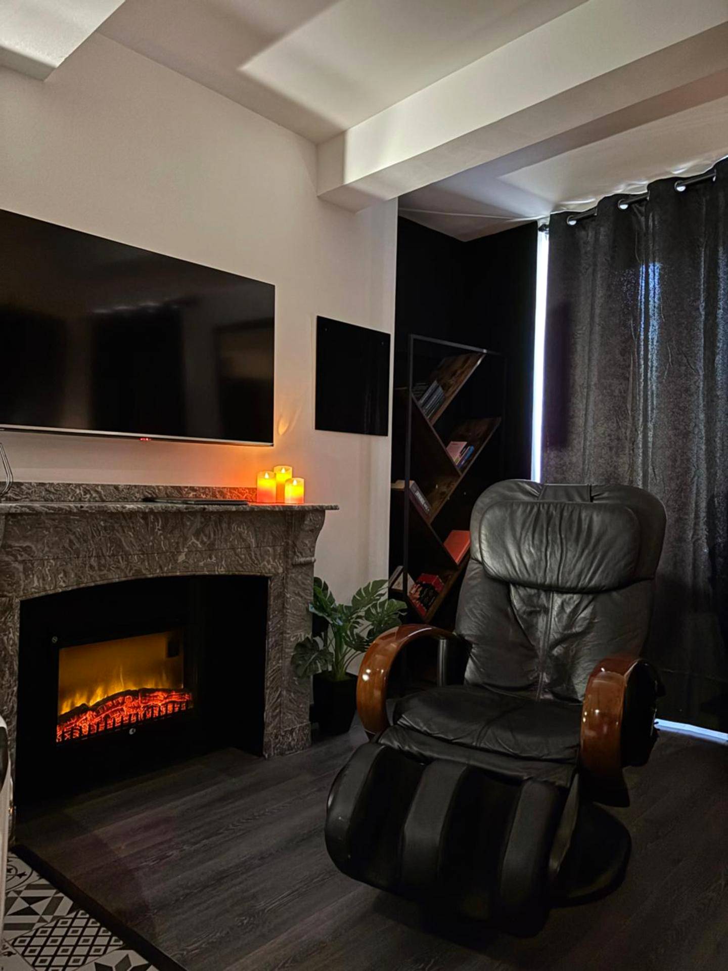 Fauteuil de massage face à une cheminée - Love Room L'instanté - Suite "L'élégante"