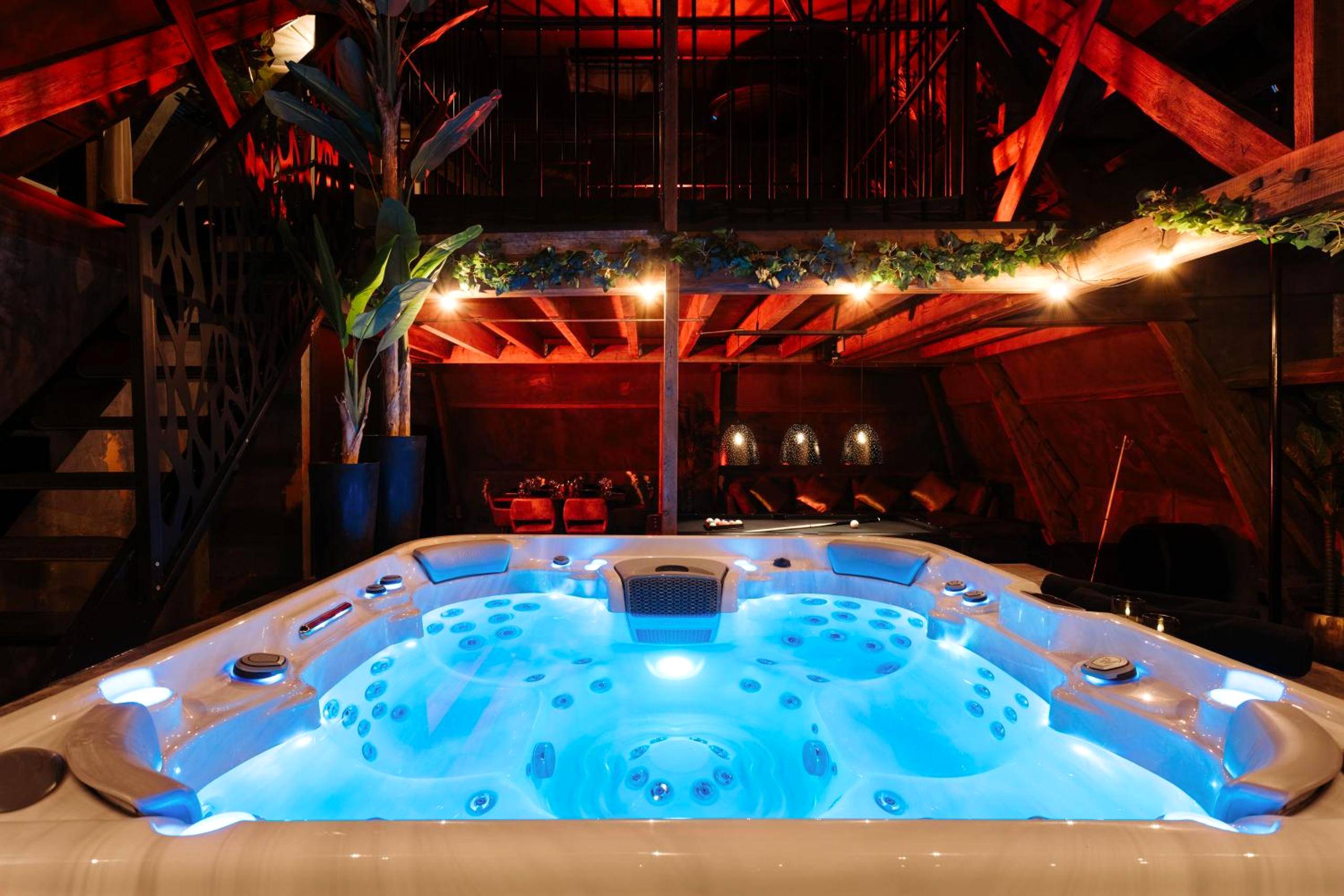 Vue principale - Love Room Bertrange - INTENSE Senses Experience - Suites wellness avec piscine, jacuzzi, sauna, billard etc