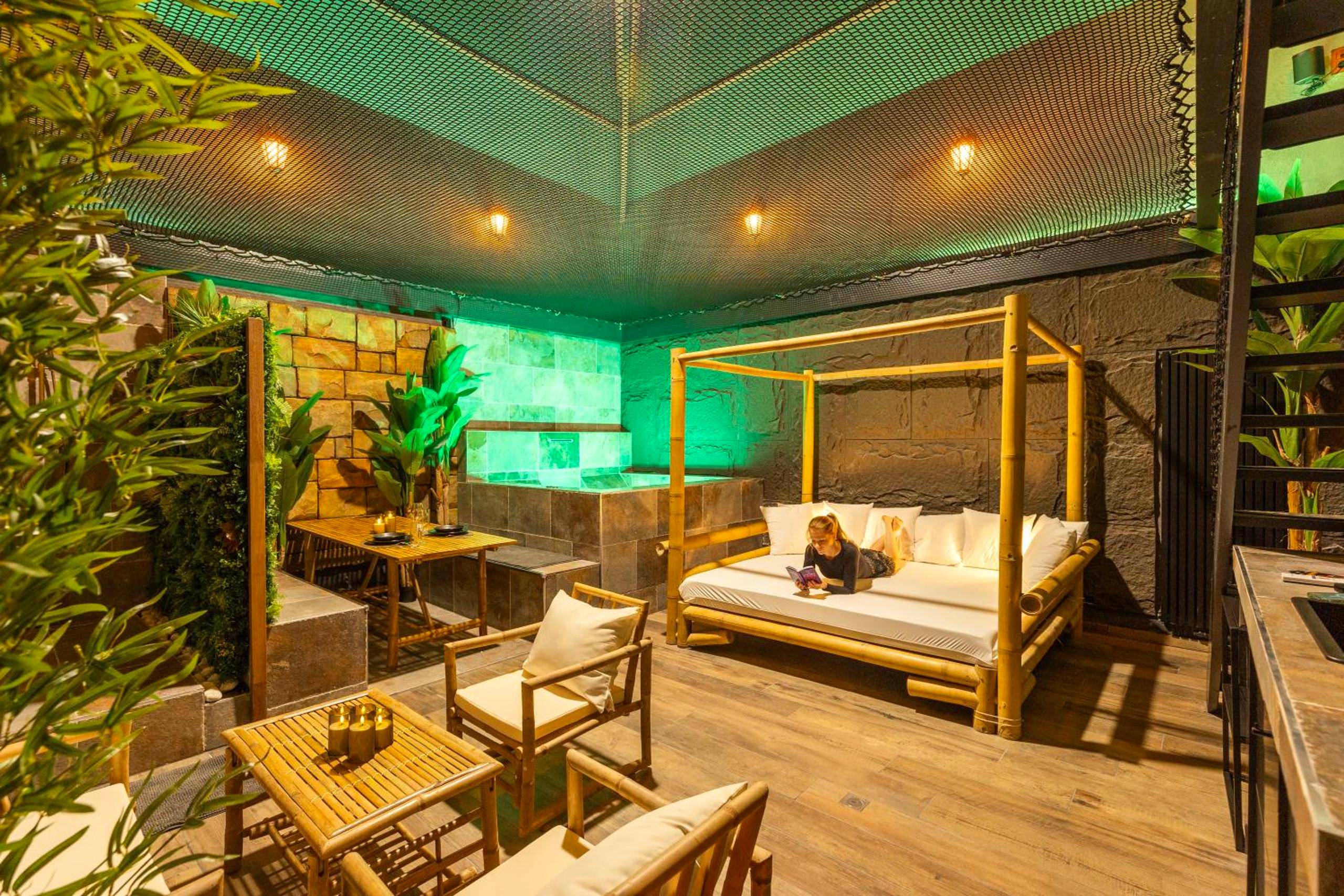 Vue interieure - INTENSE Senses Experience - Suites wellness avec piscine, jacuzzi, sauna, billard etc