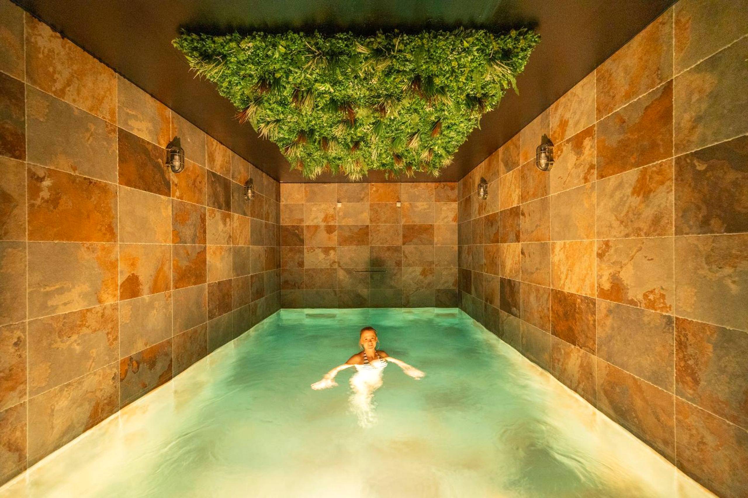 Detail du logement - INTENSE Senses Experience - Suites wellness avec piscine, jacuzzi, sauna, billard etc