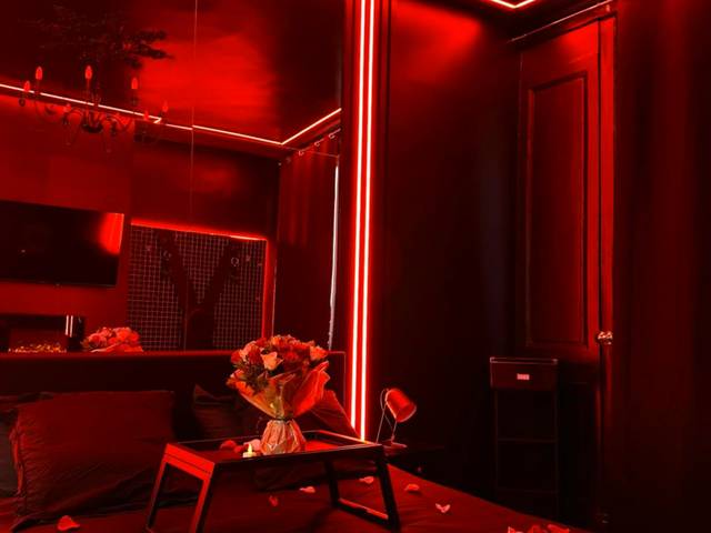 Lit avec pétales de rose et ambiance rouge - Love Room Rouen - Love Room, L'interdit