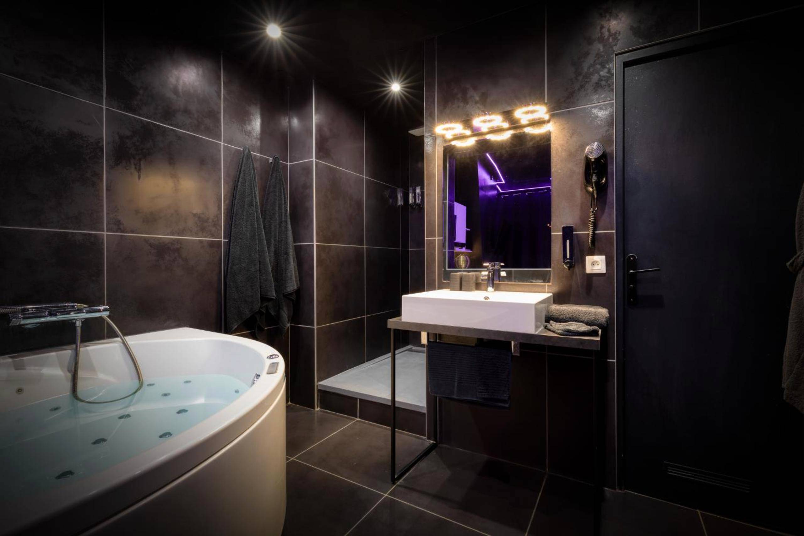 Baignoire balnéo dans salle de bain moderne - Love Room, L'interdit