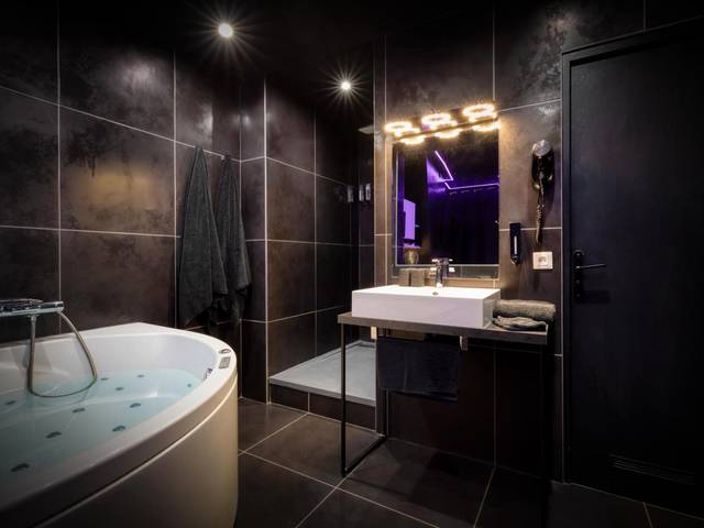 Baignoire balnéo dans salle de bain moderne - Love Room, L'interdit